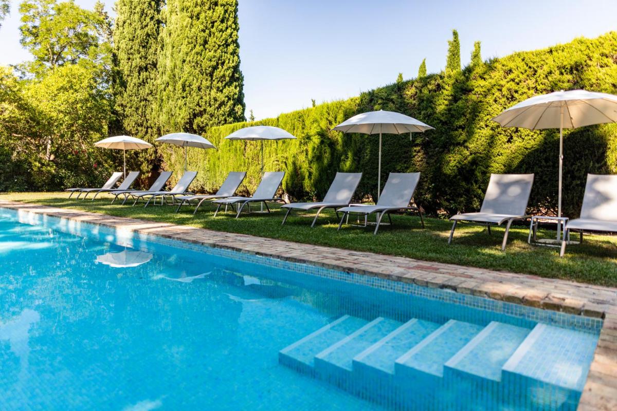 Piscine de l'établissement Hôtel - Restaurant & Spa La Magdeleine - Mathias Dandine ou située à proximité