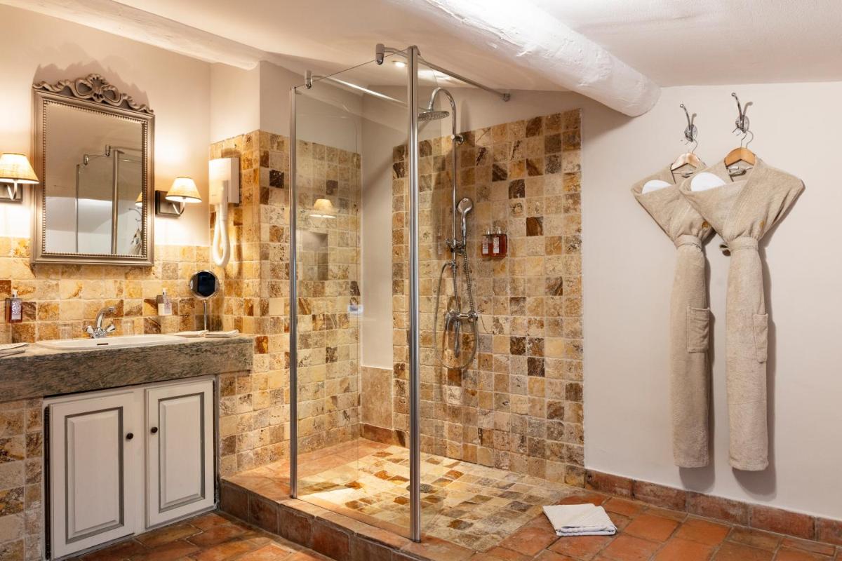 Salle de bains dans l'établissement Hôtel - Restaurant & Spa La Magdeleine - Mathias Dandine