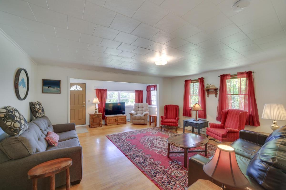 1 Mi to Lake Superior Cottage with Sauna and Rec Room - Housity