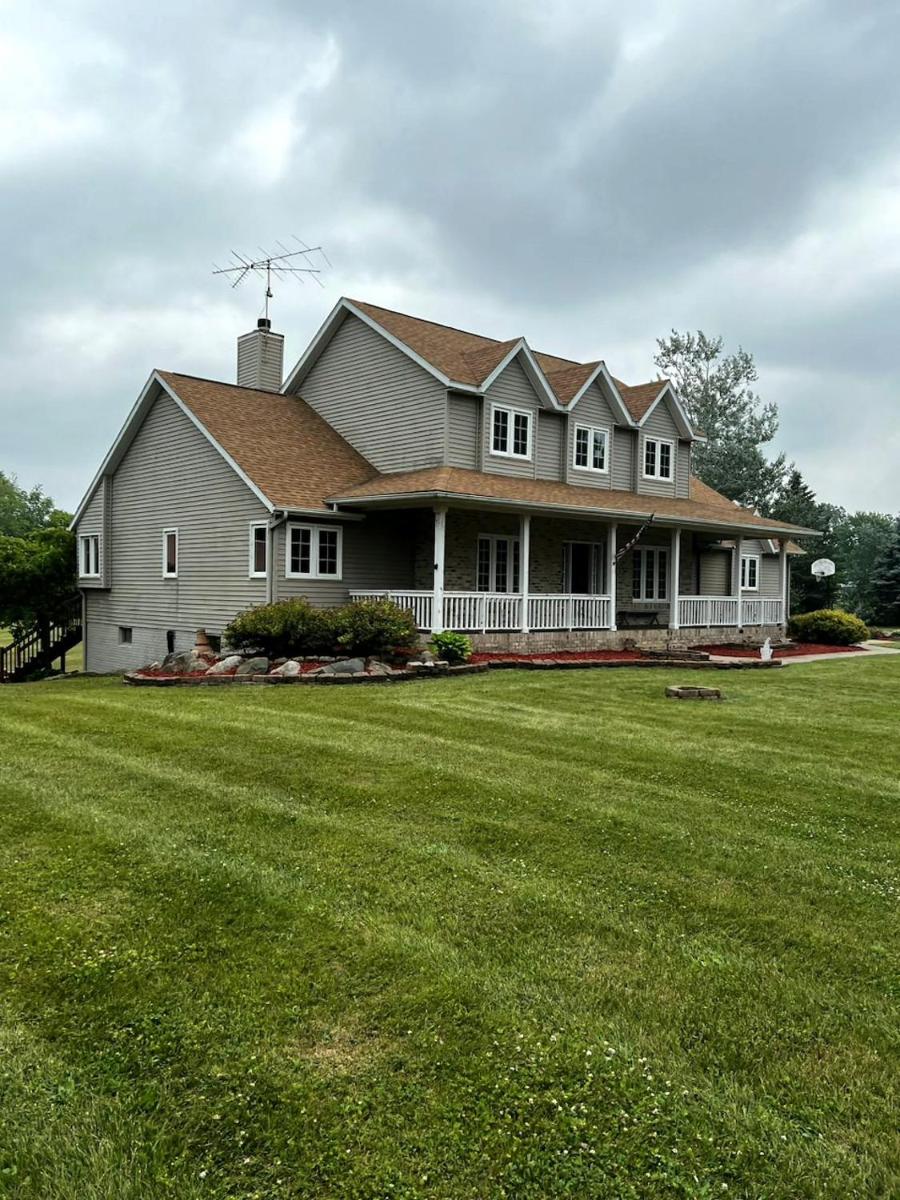 House On Grass Runway with Fly-In/Fly-Out Access - Housity