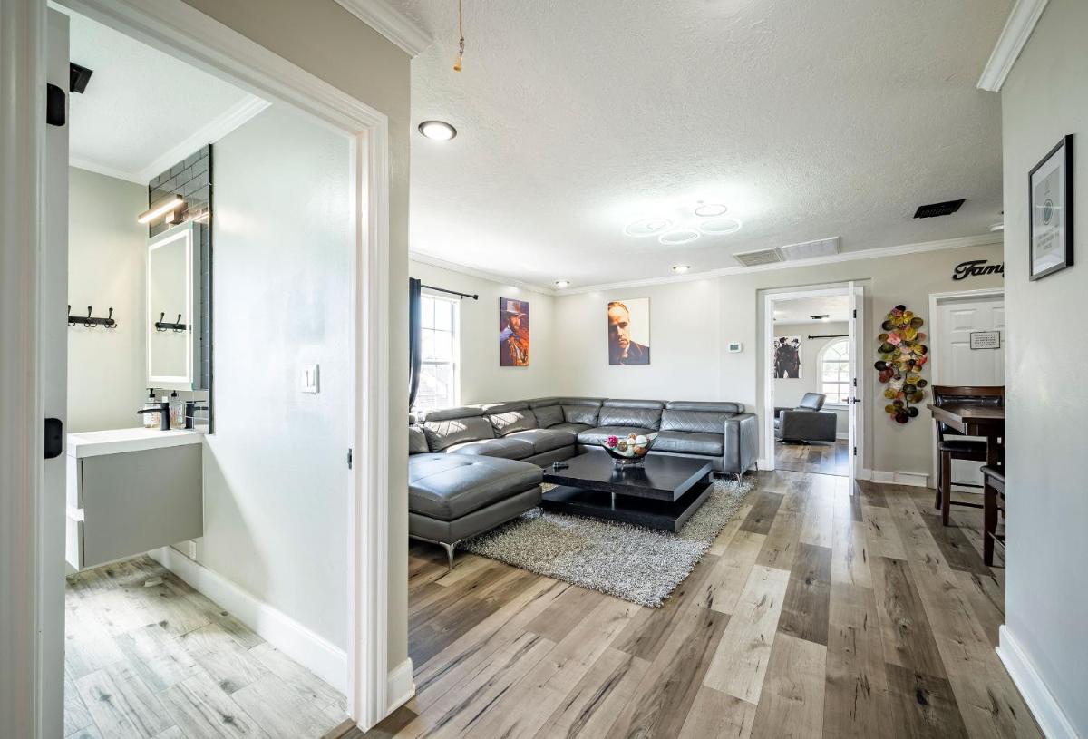 3BR HOME SLEEPS 8 DOWNTOWN Med CTR /pet/EV - Housity