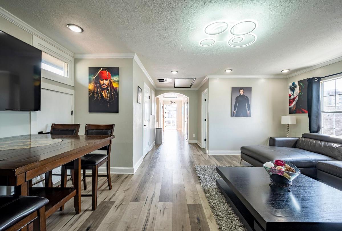 3BR HOME SLEEPS 8 DOWNTOWN Med CTR /pet/EV - Housity