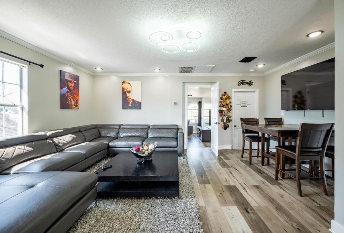 3BR HOME SLEEPS 8 DOWNTOWN Med CTR /pet/EV - Housity