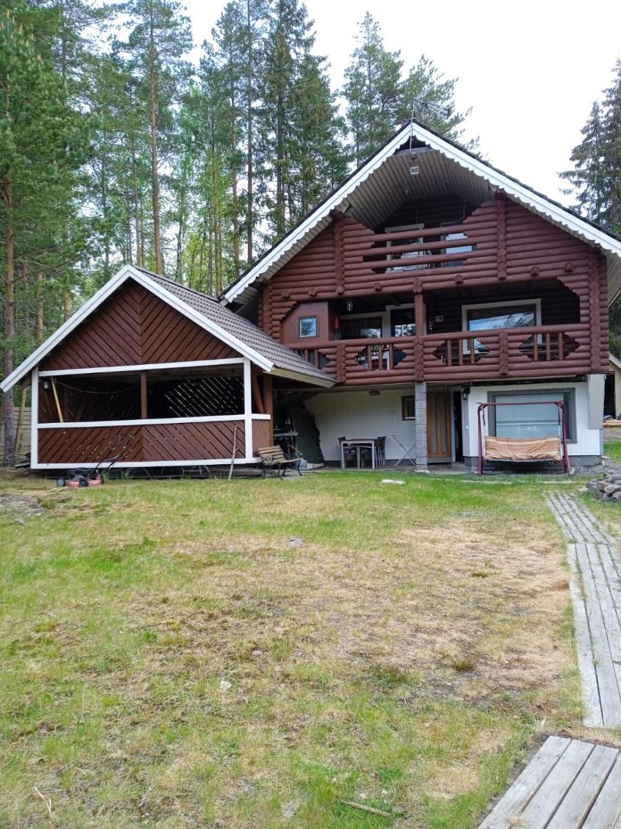 Viihtyisä hirsimökki järven rannalla - Housity