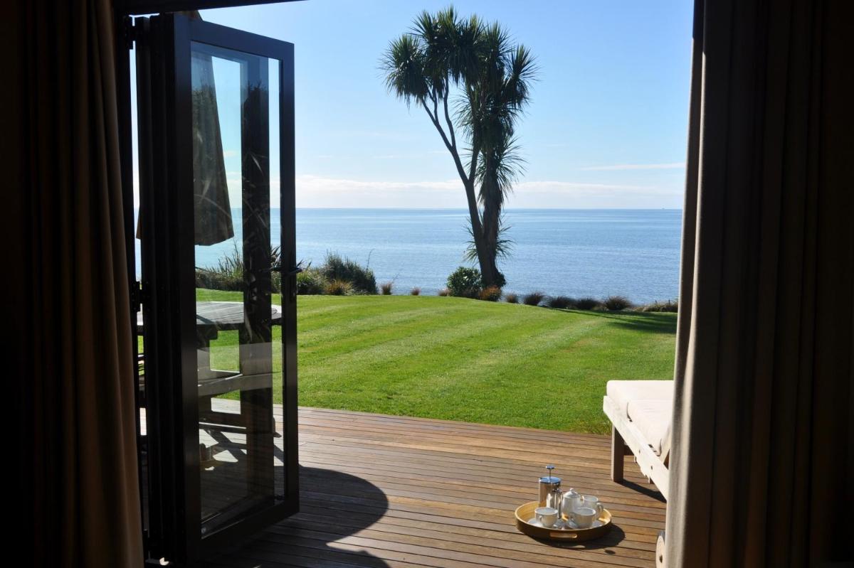 Adrift In Golden Bay- Absolute Beachfront Villas - Housity