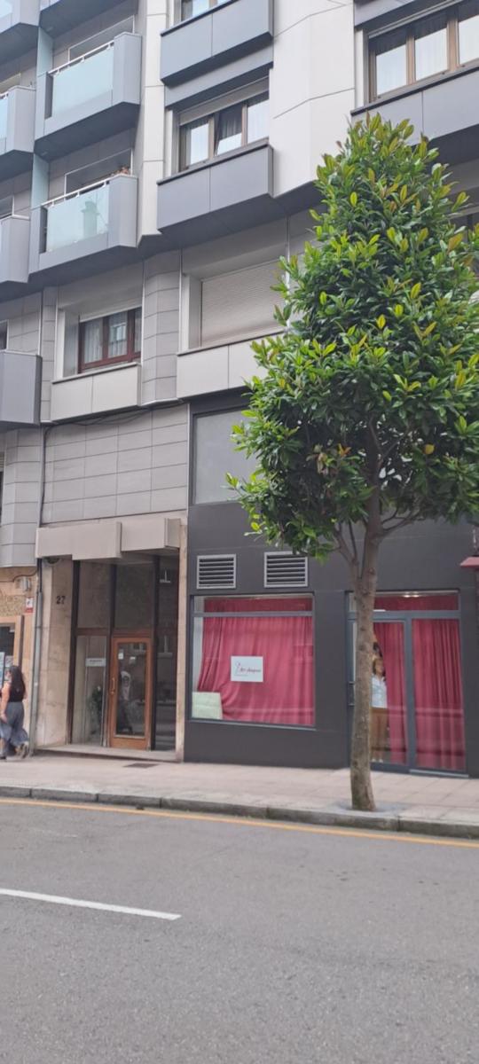 Habitación céntrica enorme parking privado desayuno baño privado - Housity