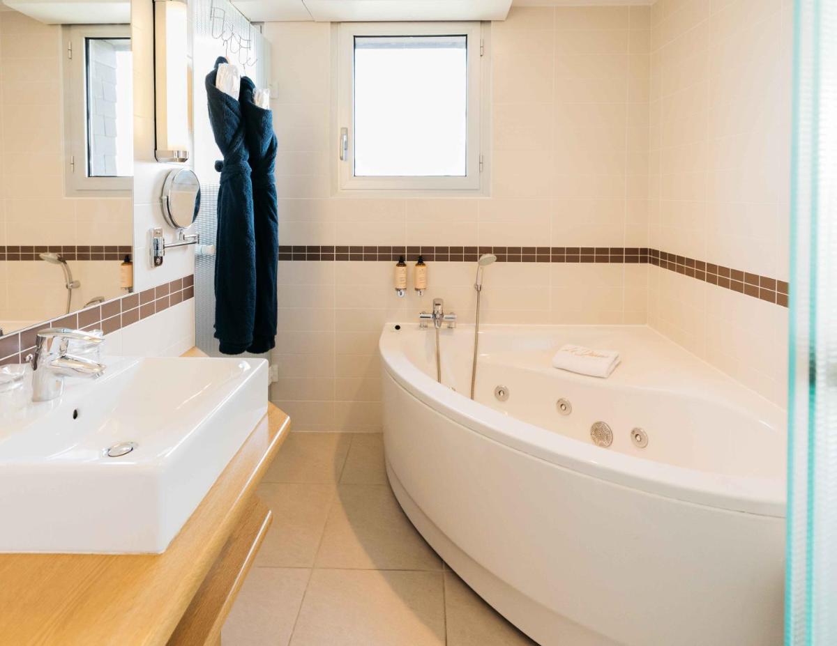 Salle de bains dans l'établissement Le Diana Hôtel & Spa