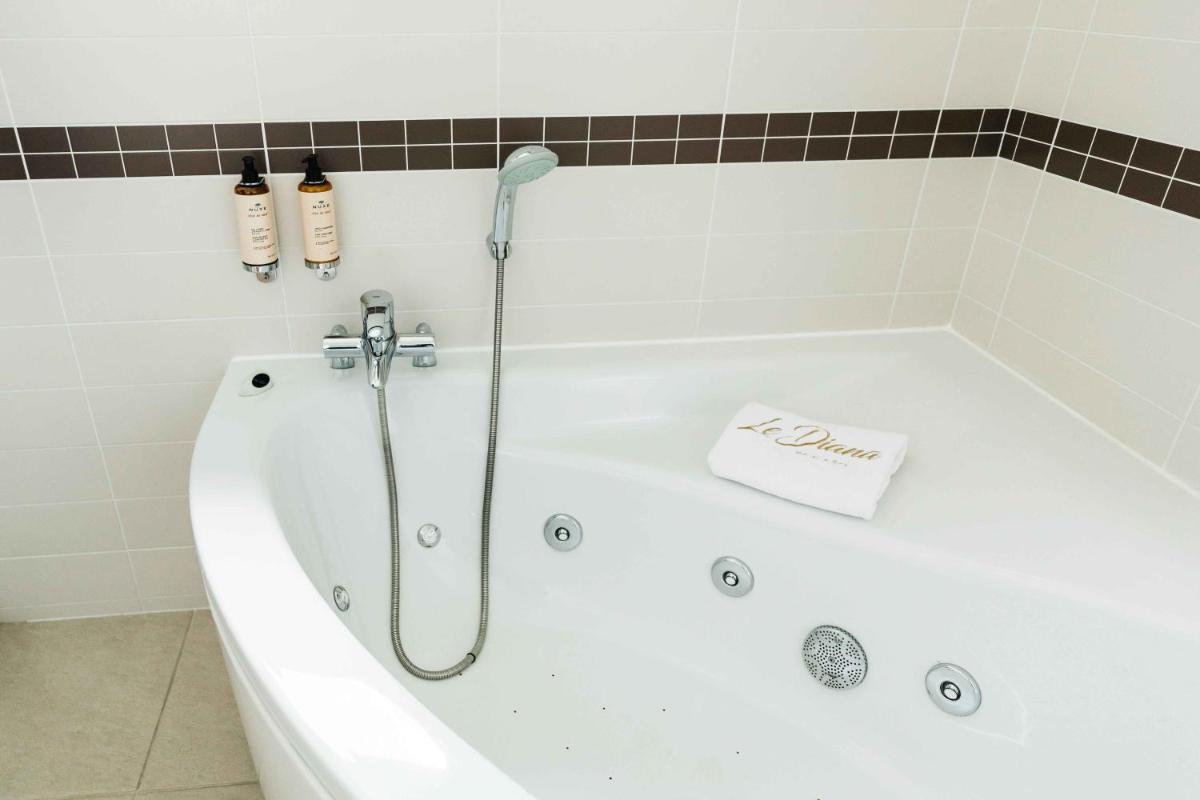 Salle de bains dans l'établissement Le Diana Hôtel & Spa