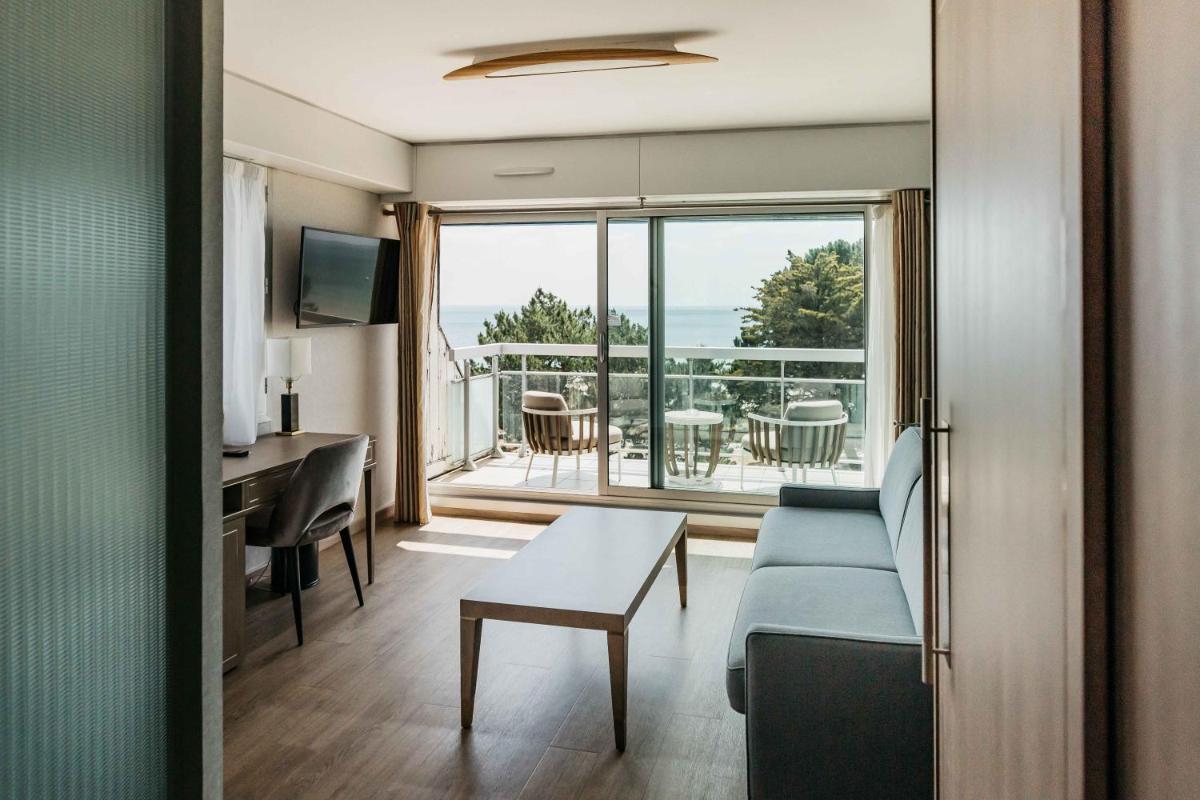 Télévision ou salle de divertissement dans l'établissement Le Diana Hôtel & Spa