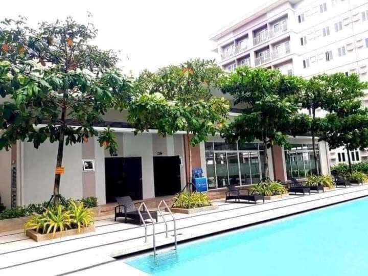 Suitetrails - Trees Residence in Quezon City with balcony.
