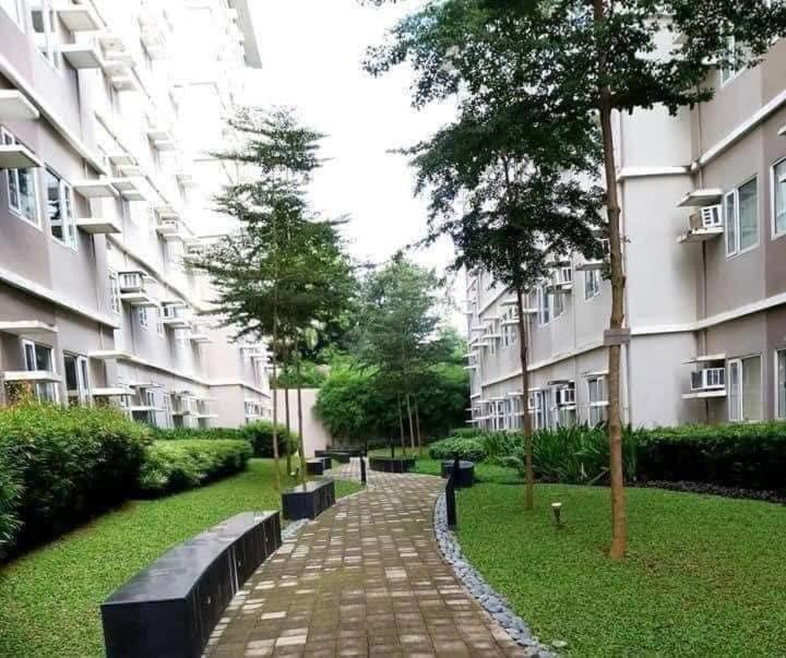 Suitetrails - Trees Residence in Quezon City with balcony.