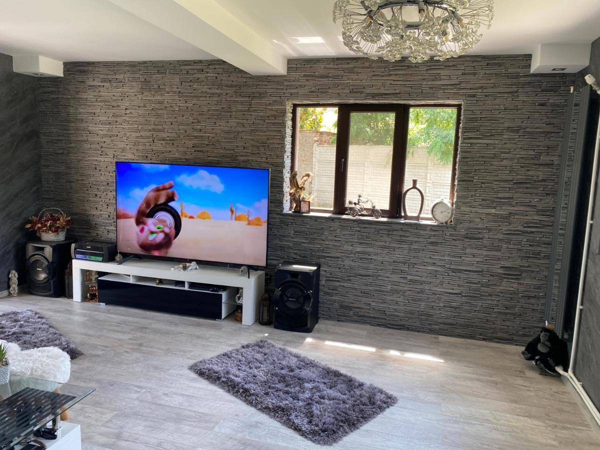 Lovely 1 bedroom flat in a 2 ground floor house - Housity