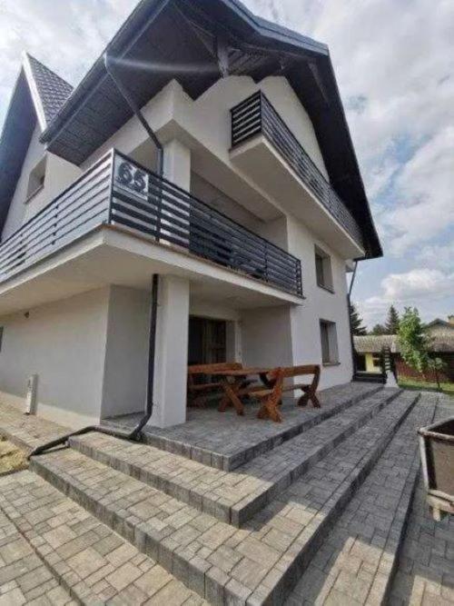 Tanie Noclegi, kwatery, pokoje do wynajęcia , TARGI KIELCE - Housity
