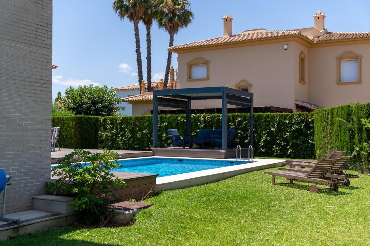 Apartamentos y Villas Oliva Nova Golf Resort - Housity