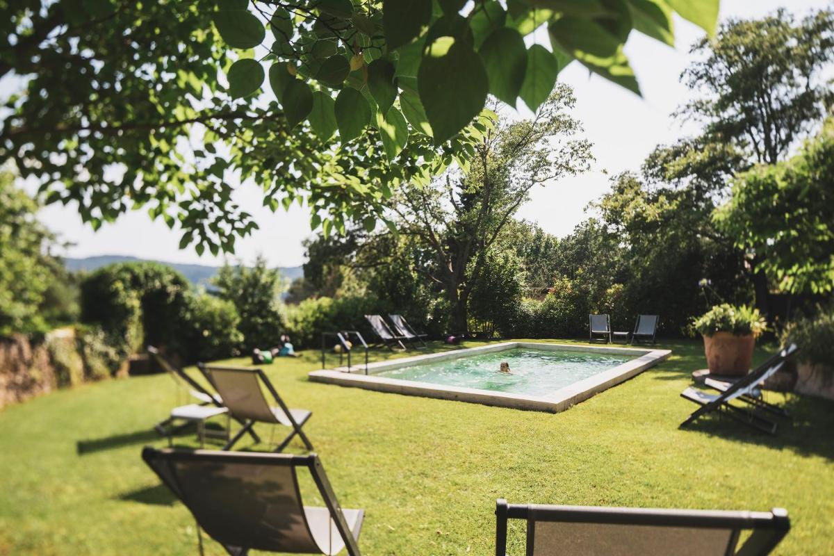 Piscine de l'établissement Les Lodges Sainte-Victoire Hotel & Spa ou située à proximité