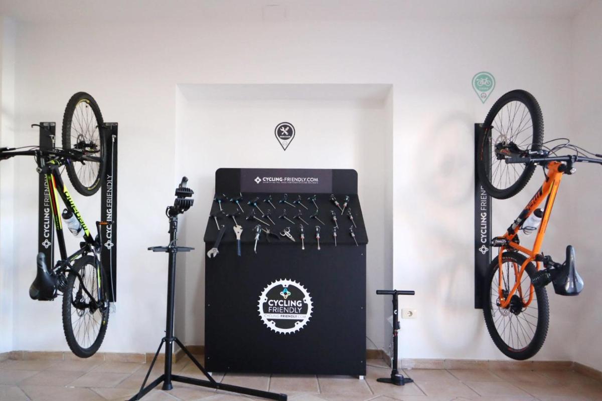 un portabicicletas con 2 bicicletas en una habitación en Chatur Playa Real Resort, en Adeje 48 fotos más