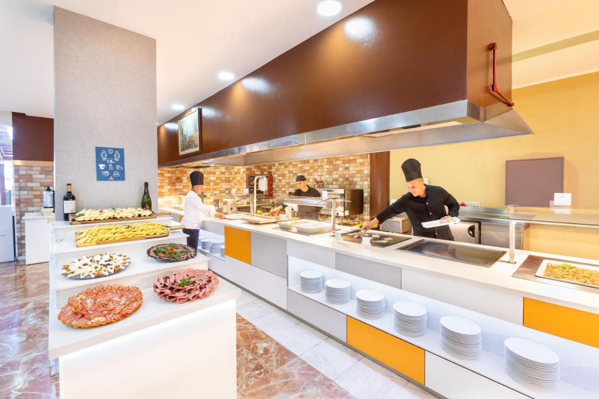 Comida en o cerca de este hotel