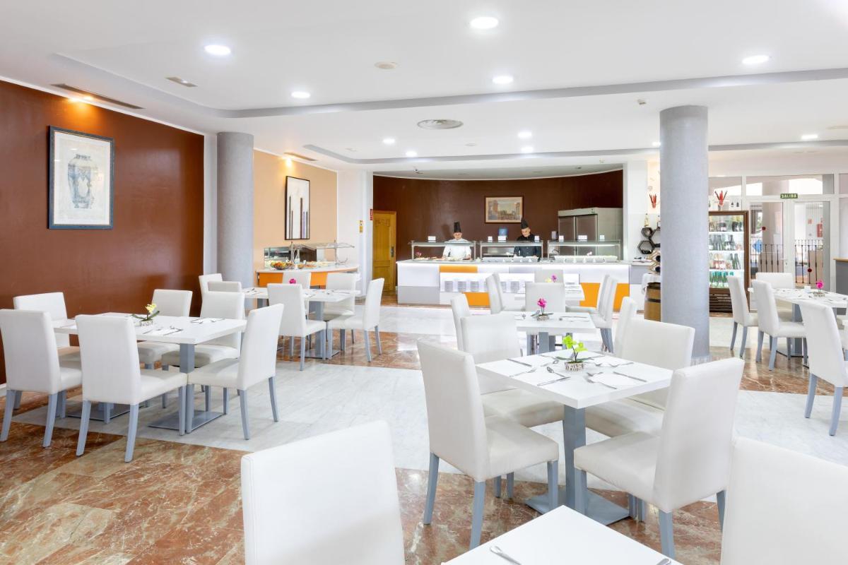 Un restaurante o sitio para comer en Chatur Playa Real Resort