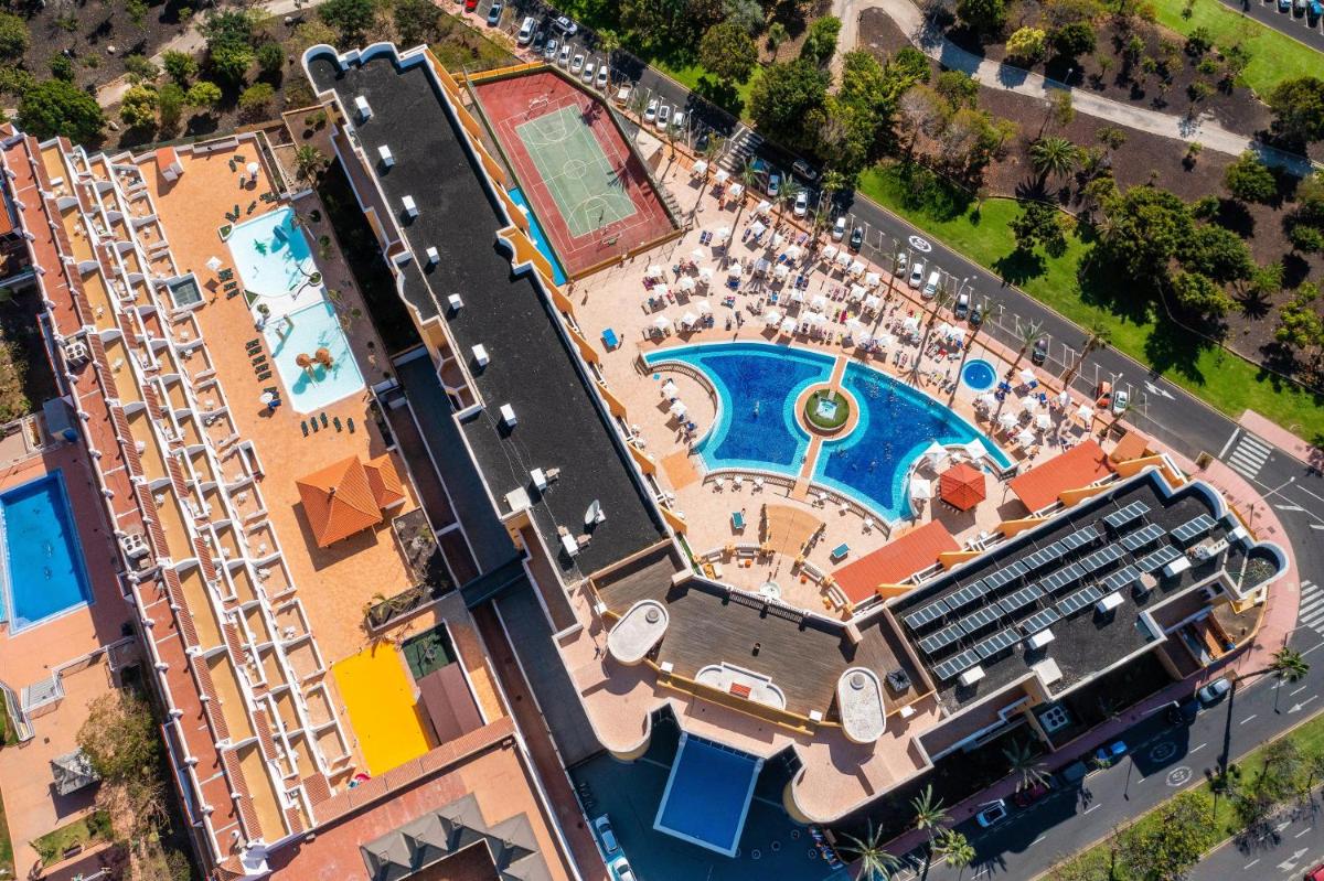 Una vista aérea de un complejo turístico con piscina. en Chatur Playa Real Resort, en Adeje