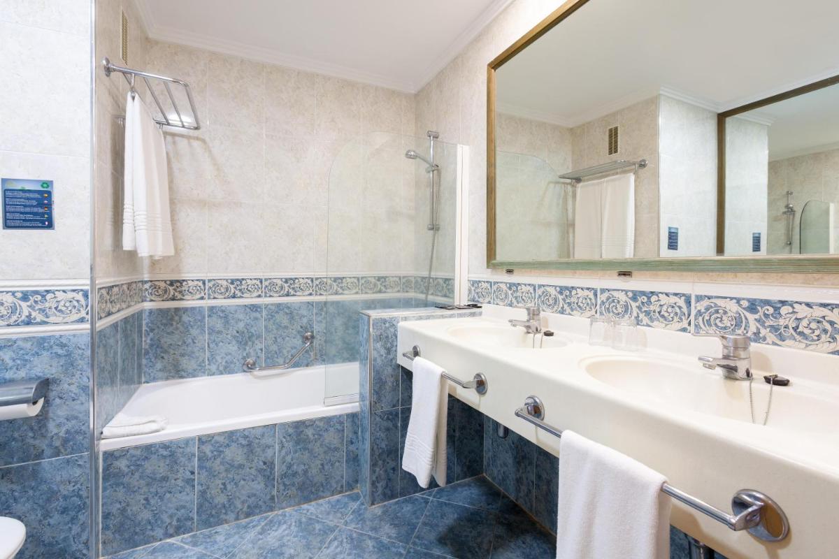 Un baño de Chatur Playa Real Resort
