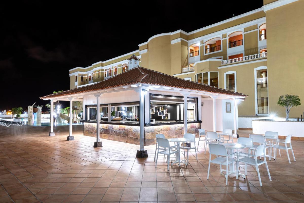 Un restaurante o sitio para comer en Chatur Playa Real Resort
