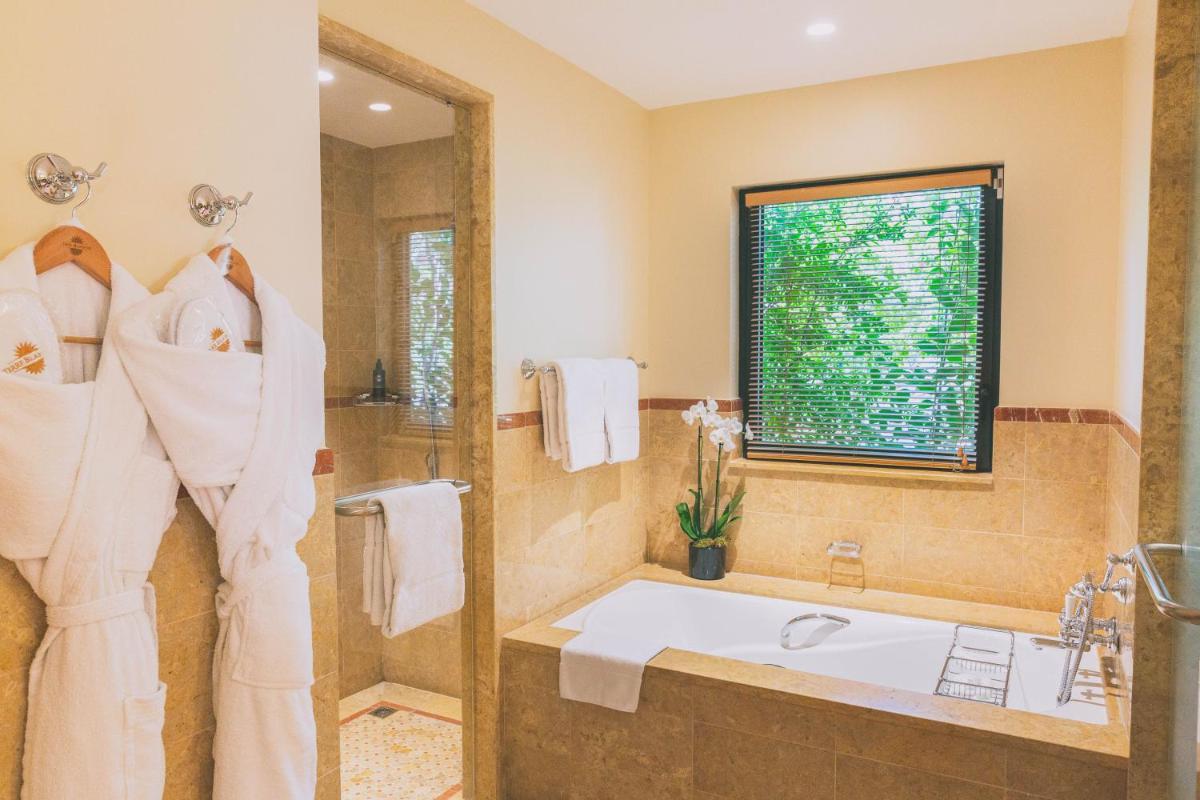 Salle de bains dans l'établissement Terre Blanche Hotel Spa Golf Resort