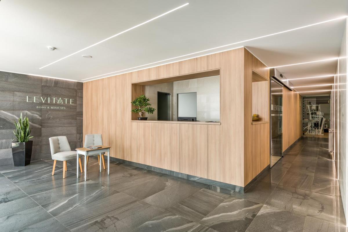 um átrio de escritório com uma mesa e um espelho em Hotel Do Parque - Congress & SPA nas Termas de São Pedro do Sul