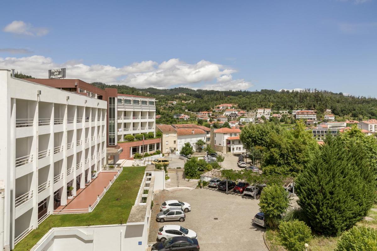 Uma vista geral da montanha ou uma vista da montanha a partir do hotel