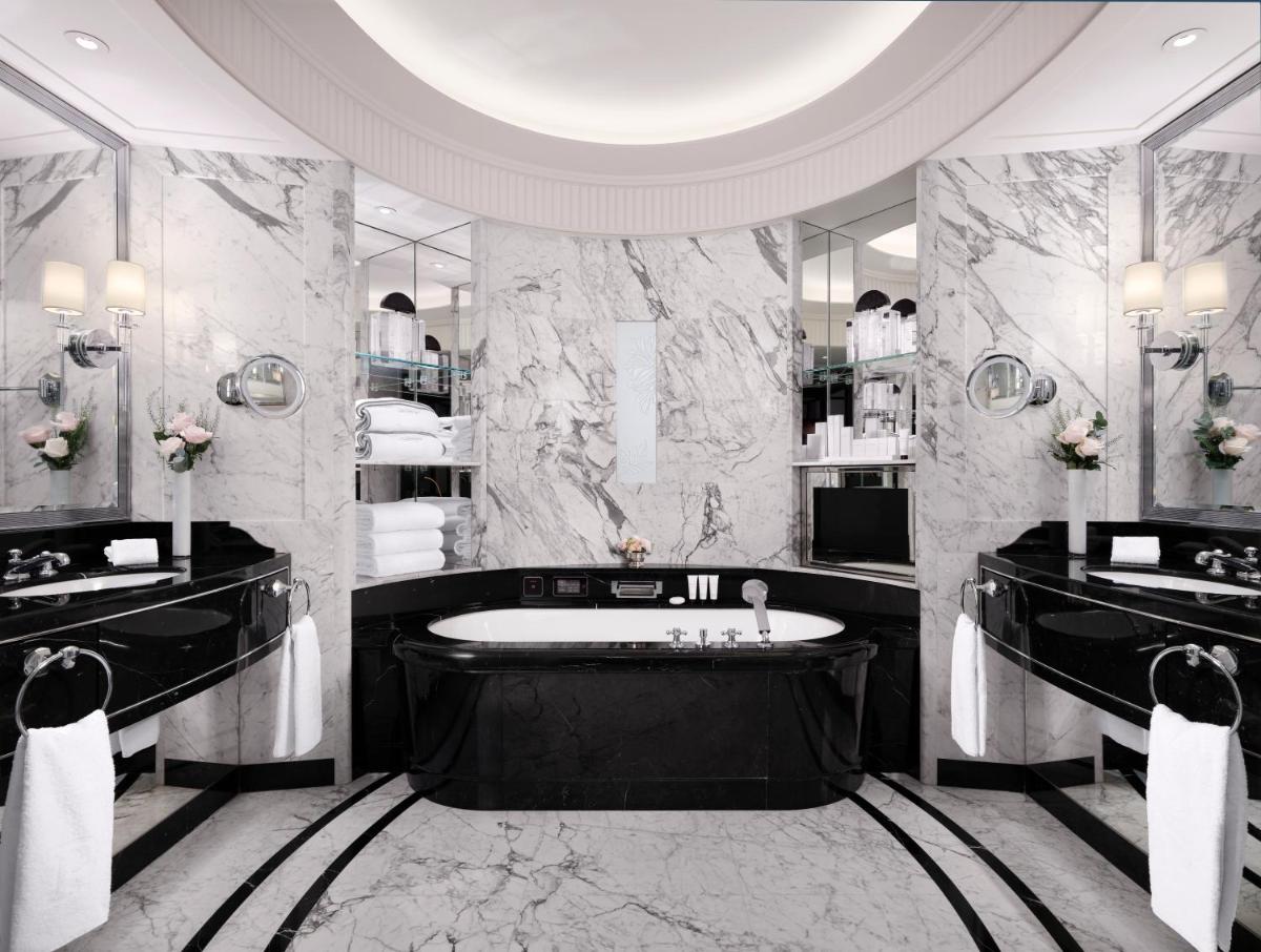 Salle de bains dans l'établissement The Peninsula Paris