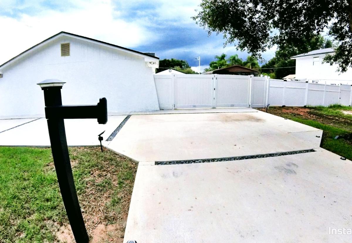 All modern Studio with private entry & parking. - Housity