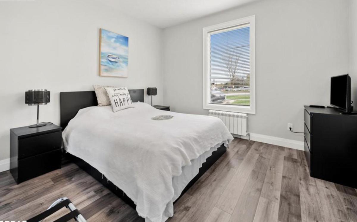 DaVel DeLuxe Four - Housity