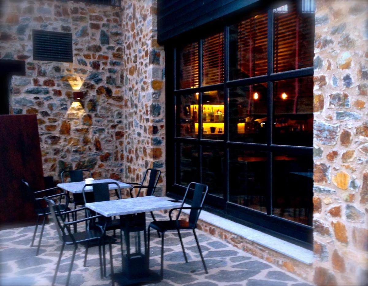 Un restaurante o sitio para comer en Hotel Boutique Puig Francó - Adults Only
