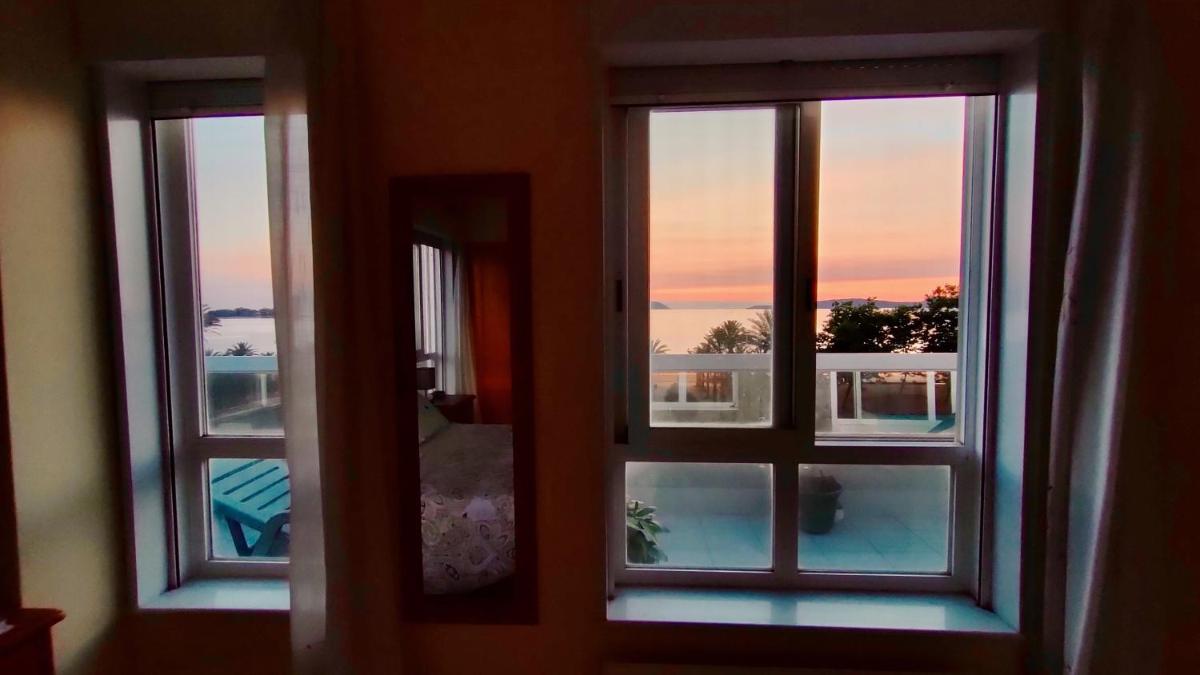 Samil Apartment, primera línea de playa con Wifi y Garaje - Housity