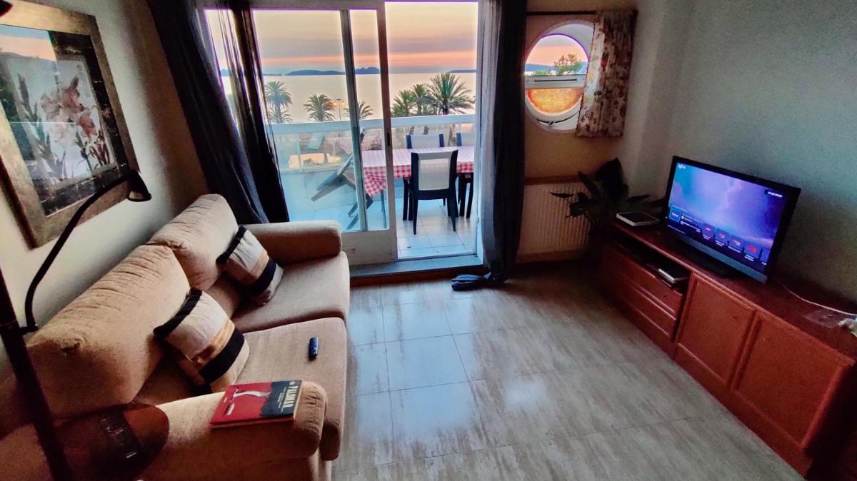 Samil Apartment, primera línea de playa con Wifi y Garaje - Housity
