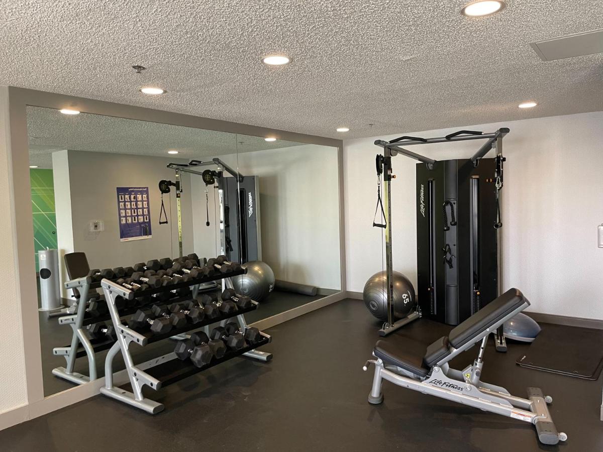 Holiday Inn Newark International Airport - Housity
