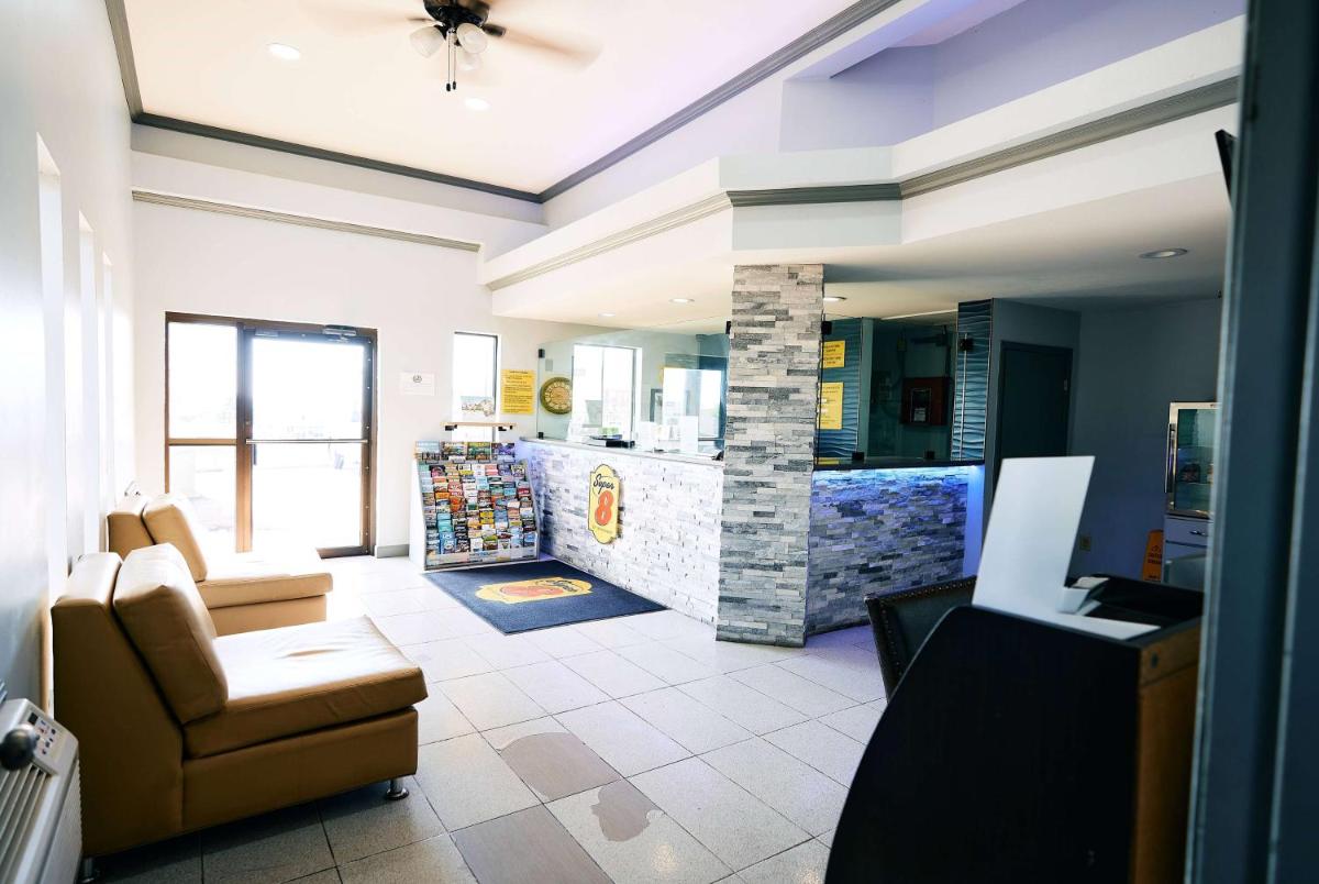 Super 8 by Wyndham Pueblo - Housity