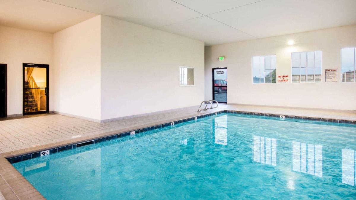 Super 8 by Wyndham Pueblo - Housity