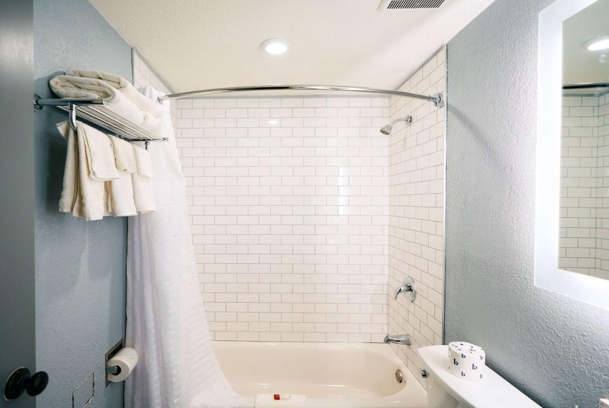 Super 8 by Wyndham Pueblo - Housity
