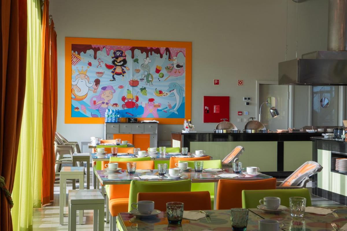 Um restaurante ou outro lugar para comer em Vila Gale Nep Kids