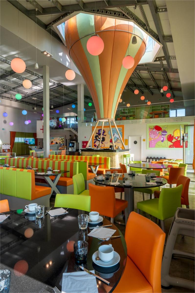 Um restaurante ou outro lugar para comer em Vila Gale Nep Kids