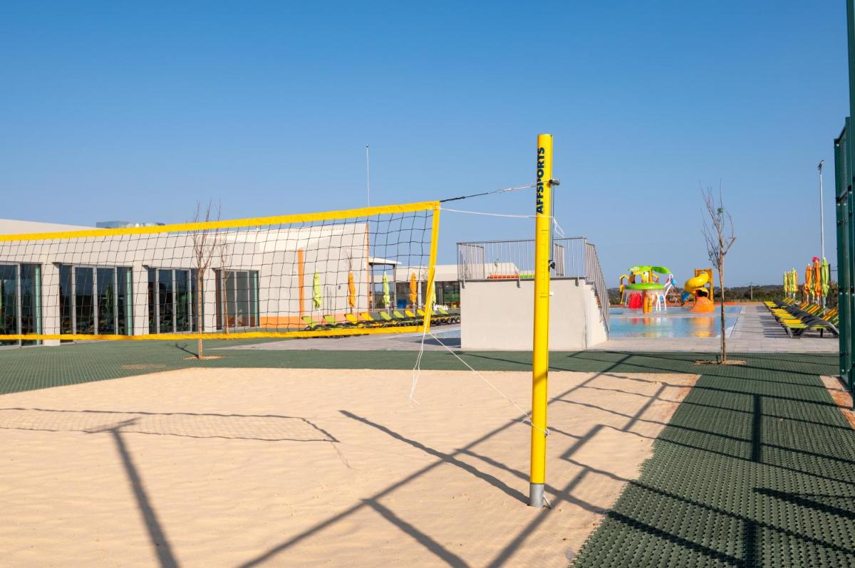 Comodidades para jogar ténis e squash em Vila Gale Nep Kids ou nas proximidades