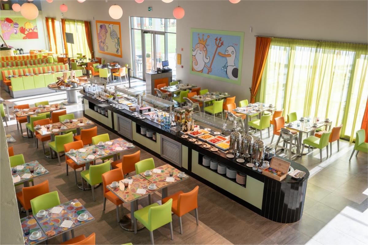 Um restaurante ou outro lugar para comer em Vila Gale Nep Kids