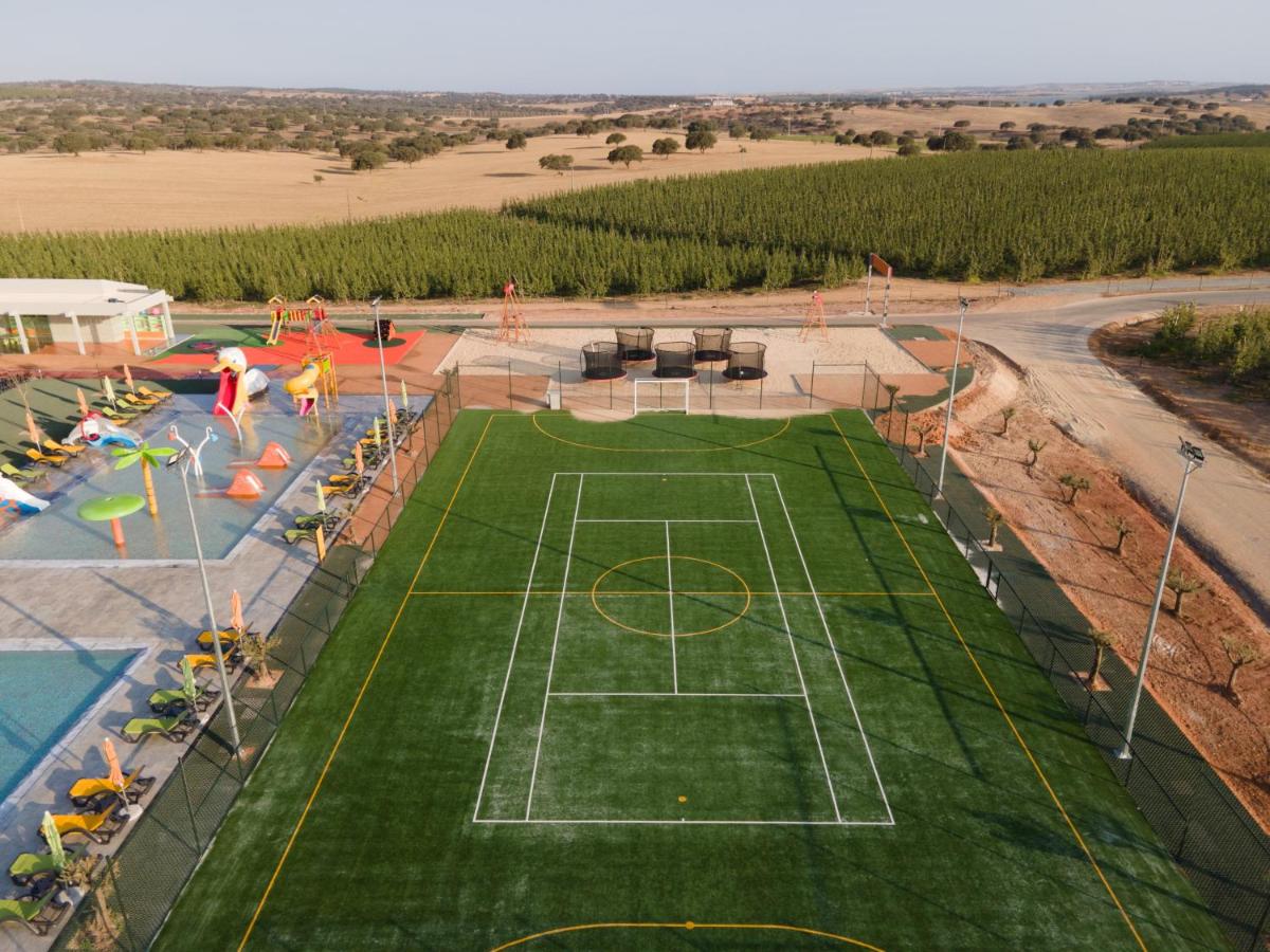 Comodidades para jogar ténis e squash em Vila Gale Nep Kids ou nas proximidades