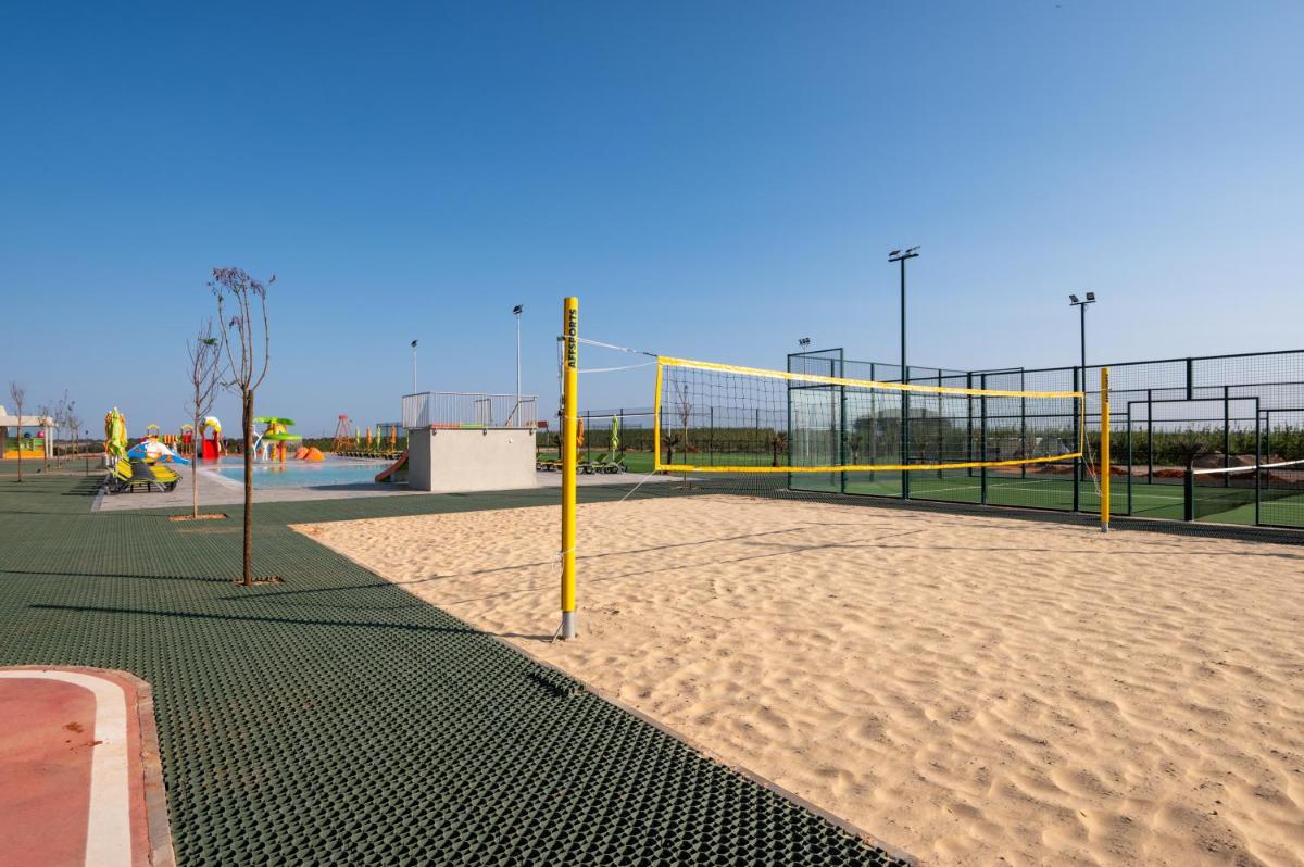 Comodidades para jogar ténis e squash em Vila Gale Nep Kids ou nas proximidades