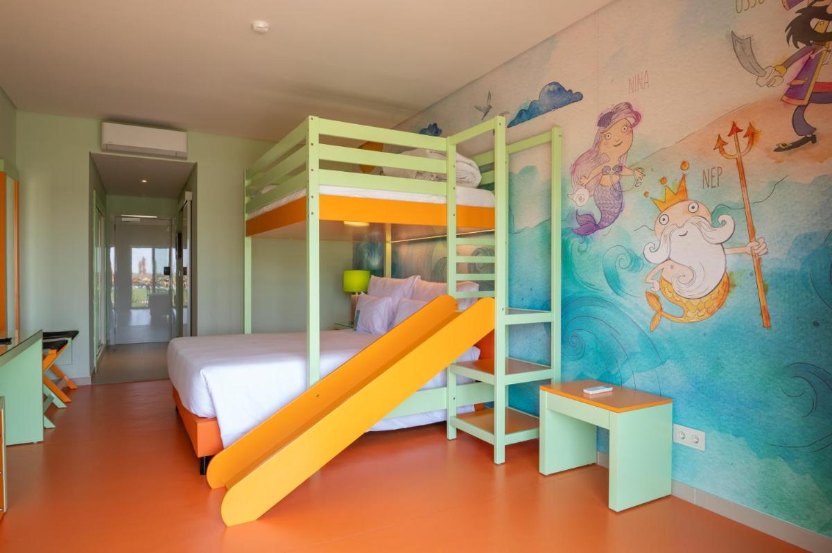 Uma cama ou camas num quarto em Vila Gale Nep Kids