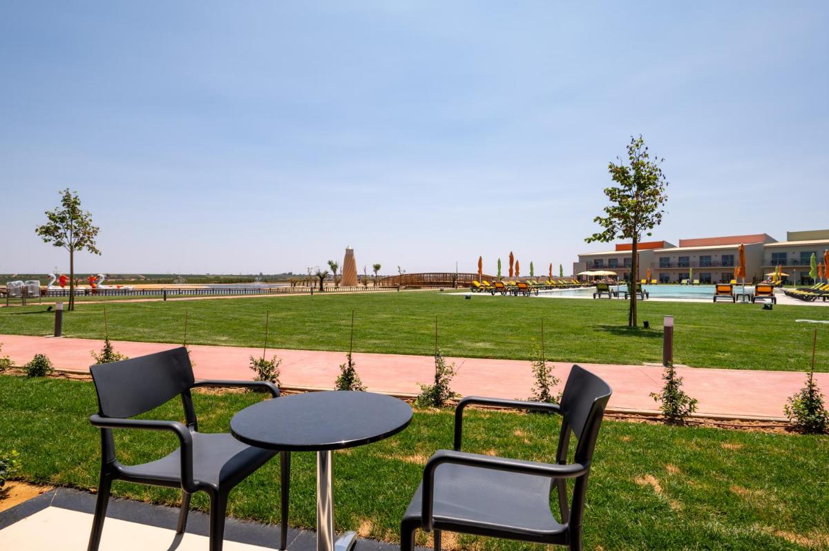 Um jardim no exterior de Vila Gale Nep Kids