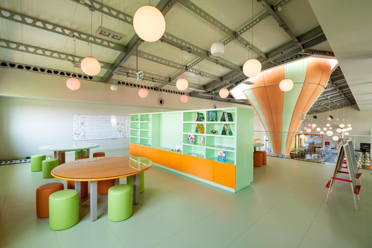 Um restaurante ou outro lugar para comer em Vila Gale Nep Kids