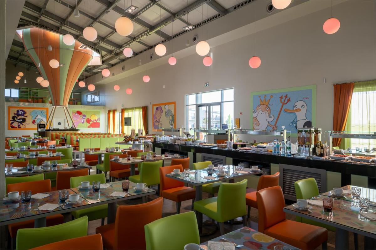Um restaurante ou outro lugar para comer em Vila Gale Nep Kids