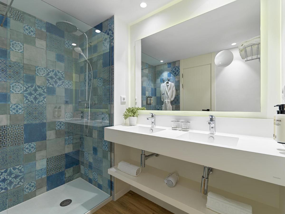 Un baño de H10 Casa del Mar