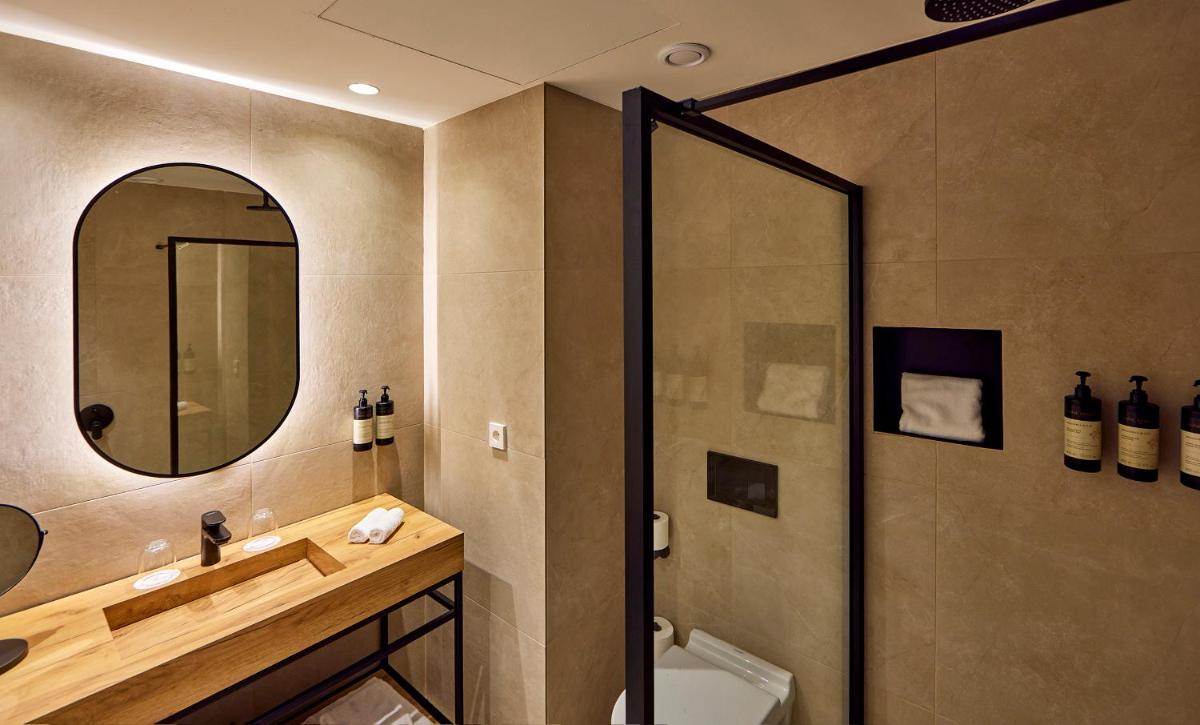 Un baño de Universal Grand León & Spa